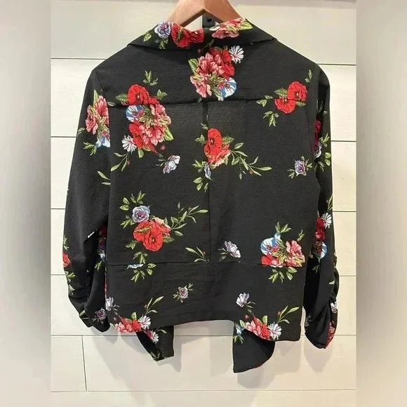 2Sable Black Floral Crop Blazer- size Large - Picture 6 of 6
